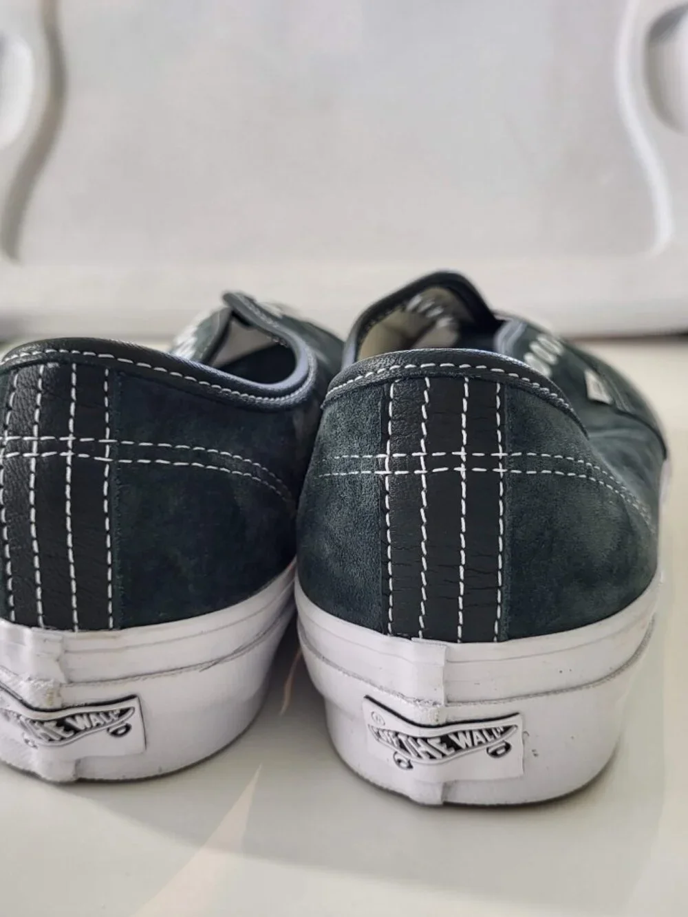 Men's Pig Suede Vans Authentic Skate Sneaker Size 10.5